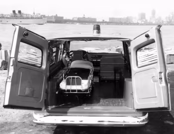 Інтер'єр 1962 GMC 1001 Panel Ambulance Conversion
