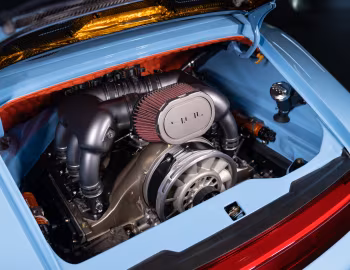 Bajo el capó Gunther Werks Speedster "Gulf Blaü" (993) '2023