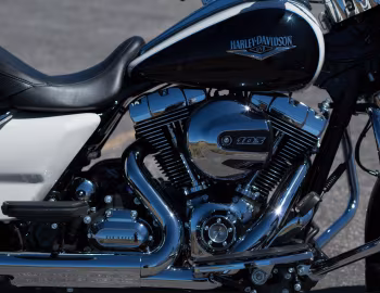 Bajo el capó 2014–15 Harley-Davidson FLHRC Road King Classic '2013–15