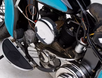 Sous la capuche 1947 Harley-Davidson WL (#KY 12044)