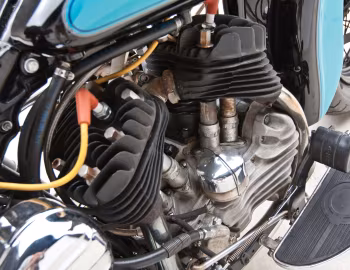 Sous la capuche 1947 Harley-Davidson WL (#KY 12044)