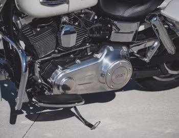 Sous la capuche 2014 Harley-Davidson FLD Dyna Switchback (#1HD1GZM12EC324790)