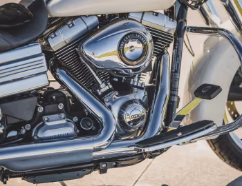 Sous la capuche 2014 Harley-Davidson FLD Dyna Switchback (#1HD1GZM12EC324790)