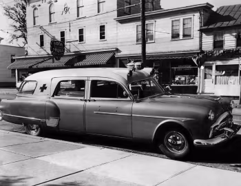 1951 Henney-Packard 300 Ambulance (2413-5194)