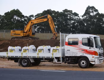 Hino 500 FD 1024 Crew Cab, Hyundai R210LC-7