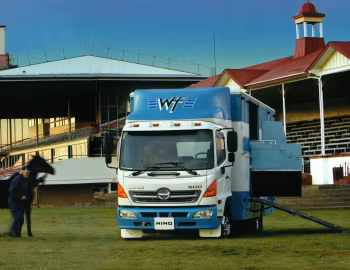 Hino 500 FD 1024 Horse Transport