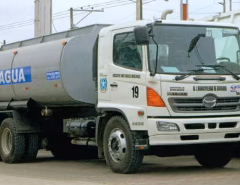 Hino 500 FM 2626 camión cisterna de agua