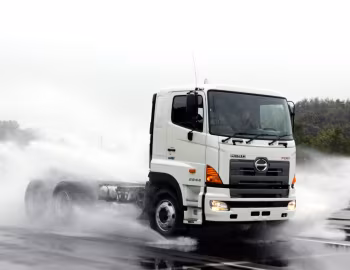 Hino 700 Tractor '2003–pr.