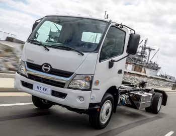 Hino 300 M5 EV Cab Chassis '2021–pr.