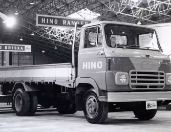 Hino Ranger KM300 flatbed truck '1963–66