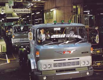 Hino ZM301 '1972–75