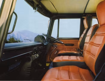 Interior Hino ZM302D dump truck '1975–80