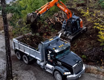 Hitachi ZX Series, Mack Granite Axle Back 6×4 Dump Truck