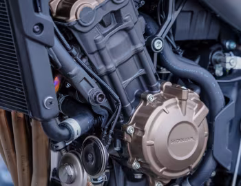 Sob o capô Honda CB650R '2019–pr.
