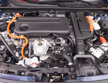 Sob o capô Honda Civic e:HEV [EU-spec] '2025–pr.