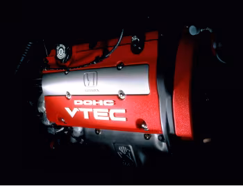 Sob o capô Honda H22А DOHC VTEC