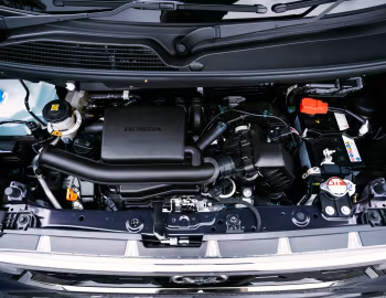 Sob o capô Honda N-BOX Custom '10.2023–26