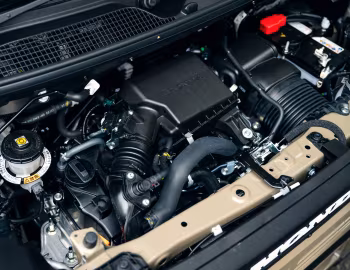 Sob o capô Honda N-BOX Joy Accessorized '2024–26