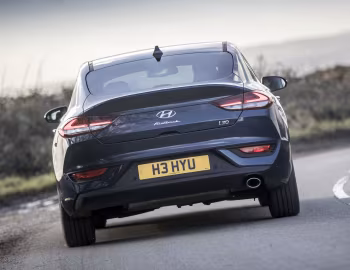 Hyundai i30 Fastback [UK-spec] (PD) '2018–20