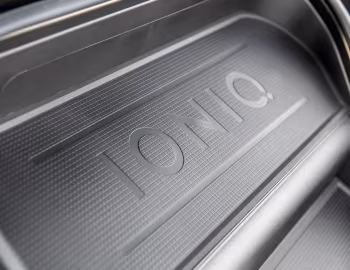 Sous la capuche 2023–25 Hyundai IONIQ 6 SE [North America] '2023–25