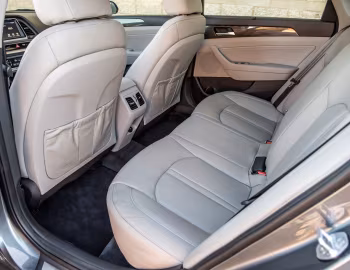 Интерьер 2018–19 Hyundai Sonata Limited [North America] (LF) '2017–19