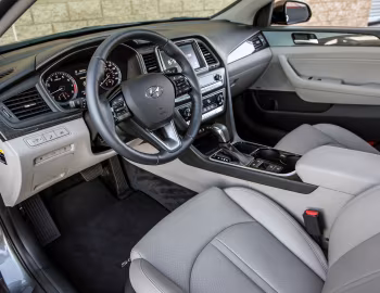 Интерьер 2018–19 Hyundai Sonata Limited [North America] (LF) '2017–19