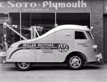 1937 International Harvester D-300 Streamliner Tow Truck