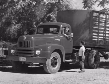 1952 International Harvester L-195 Tractor Truck