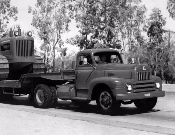 1952 International Harvester L-195 Tractor Truck
