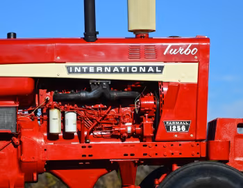 Sob o capô International Farmall 1256 '1967–69
