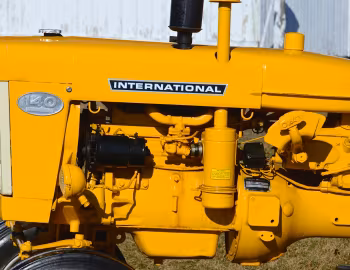 Sob o capô International Harvester 140 '1958–79