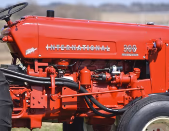 Sob o capô International Harvester 300 '1955–56