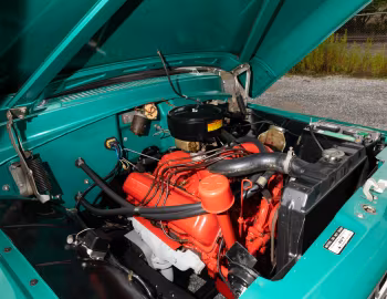Sob o capô 1963 International Harvester C900 Pickup