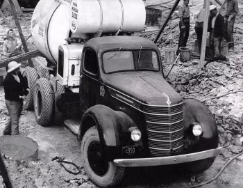 1937 International Harvester D-346-F concrete mixer