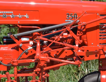 Sob o capô McCormick-Farmall 350 '1956–58