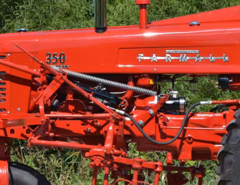 Sob o capô McCormick-Farmall 350 '1956–58