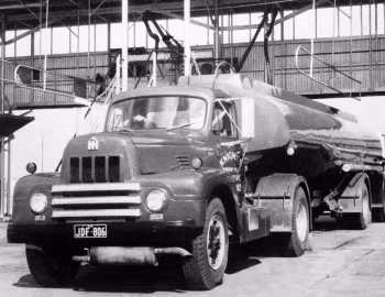 International Harvester R-200 Tractor Truck [Australia]