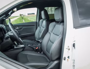 Интерьер Isuzu D-Max V-Cross LSE [EU-spec] '2021–н.в.