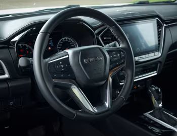 Интерьер Isuzu D-Max V-Cross LSE [EU-spec] '2021–н.в.