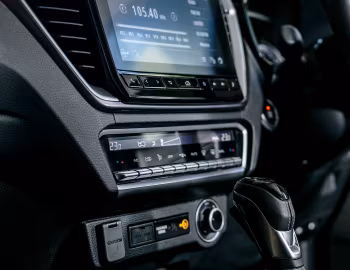 Интерьер Isuzu D-Max V-Cross 4×4 Double Cab [South Africa] '2022–н.в.