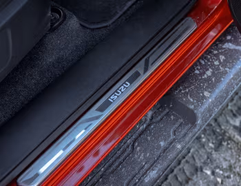Интерьер Isuzu D-Max V-Cross Double Cab [UK-spec] '2025–н.в.