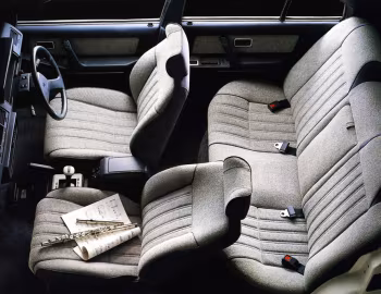 Интерьер Isuzu Gemini Sedan (JT150) '02.1987–03.1990