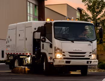 2017–21 Isuzu NRR Diesel Stewart-Amos Starfire S-4c Sweeper Truck [US-spec] '2016–21