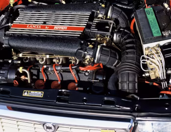 Под капотом Lancia Thema 8·32 Limited Edition [Germany] (834) '1991