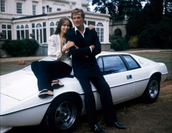 Lotus Esprit "007 The Spy Who Loved Me", Roger Moore, Barbara Bach