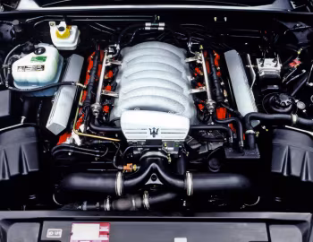 Sous la capuche Maserati 3200 GT [UK-spec] (AM338) '1999–2002