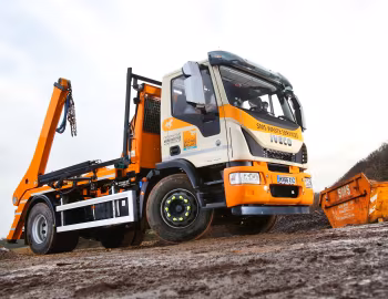 Iveco EuroCargo 180-250 with a HIAB Multilift skiploader body [UK-spec] '2017–pr.