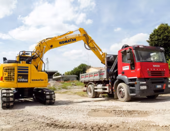 Komatsu PC138US-11, Iveco Stralis AD190S35 Dump Truck