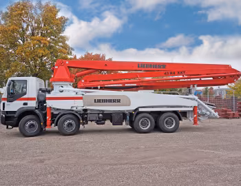 Iveco Trakker 420 with Liebherr 43 R4 XXT concrete pump '2013–15