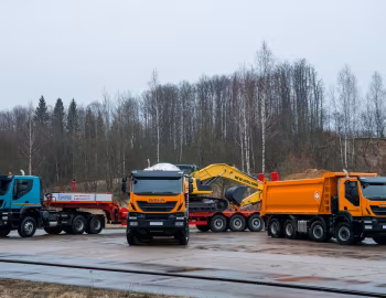 Iveco Trakker, New Holland E215C